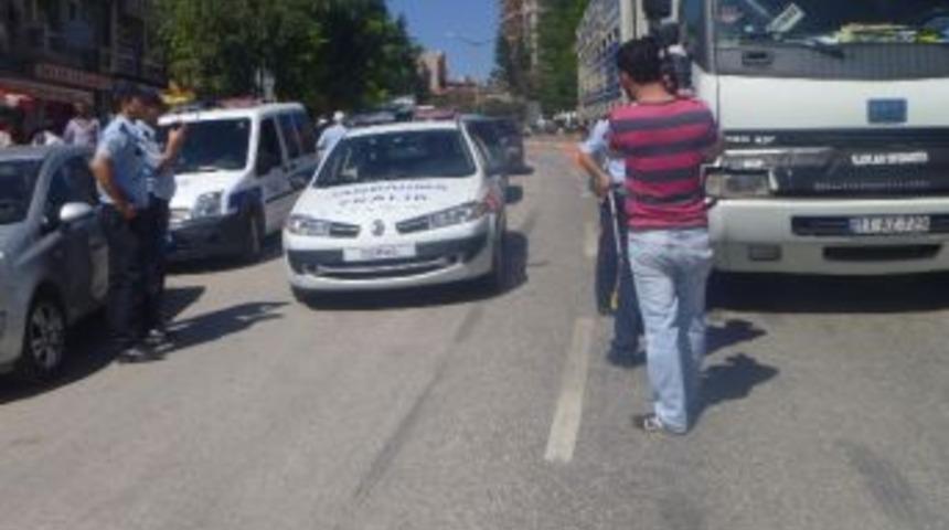 Yolun Karşısına Ge&ccedil;meye &Ccedil;alışan &Ccedil;ocuğa Kamyon &Ccedil;arptı