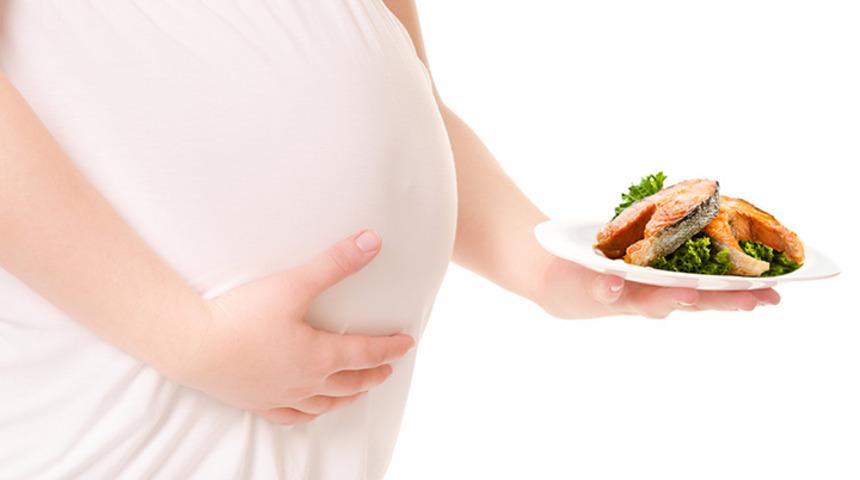 Hamilelikte balık t&uuml;ketimi ne kadar olmalı? Anne adayları dikkat: Azı da &ccedil;oğu da zarar