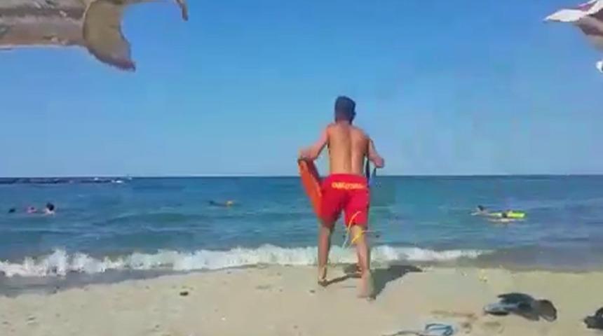 Karasu'da boğulmak &uuml;zere olan gencin kurtarılma anı kamerada