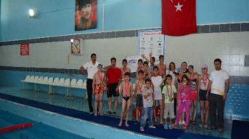 30 Ağustos Y&uuml;zme Yarışları Yapıldı