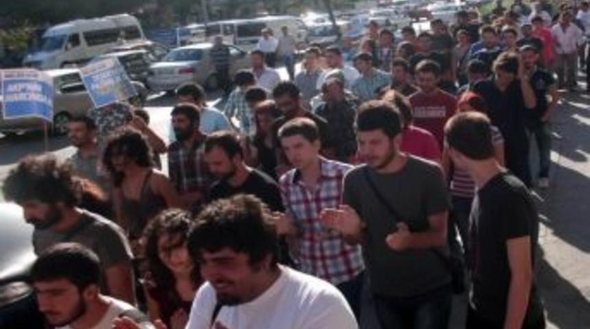 &Uuml;niversiteliler İkinci &Ouml;ğretim Har&ccedil;larının Kalkmamasını Protesto Etti