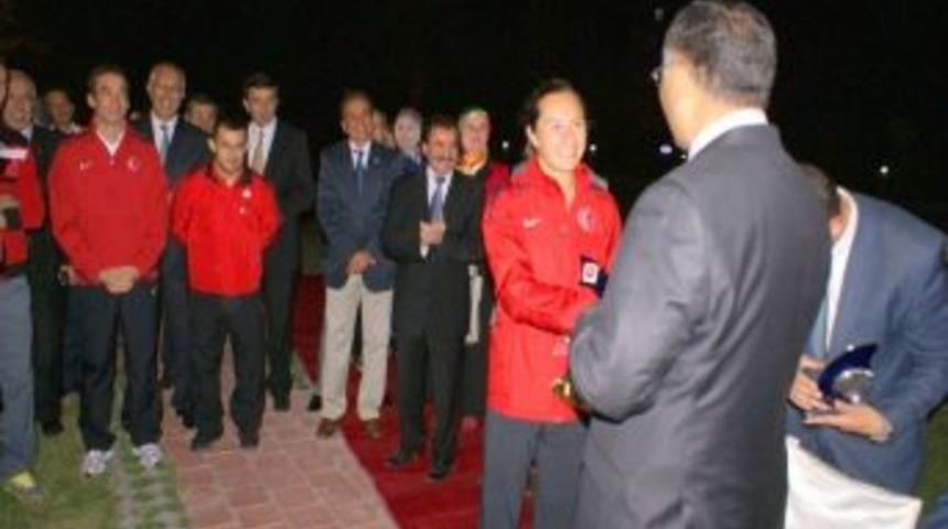 Milli Sporculara Ödül