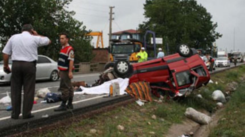 Milli eğitim m&uuml;d&uuml;r&uuml; ve ailesi kazada &ouml;ld&uuml;