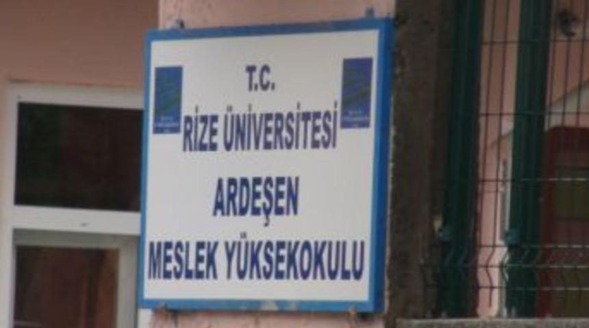 &Uuml;niversite Tabelası Hala Değişmemiş