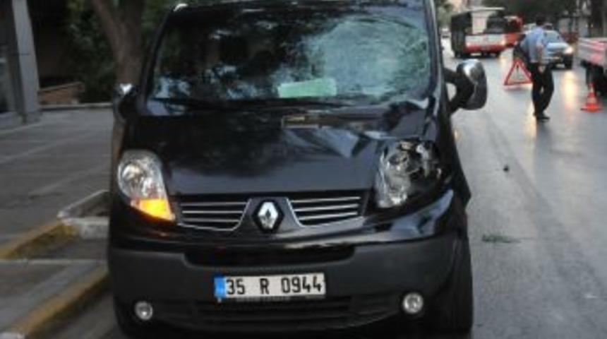 Yolun Karşısına Ge&ccedil;erken Minib&uuml;s&uuml;n Altında Kaldı