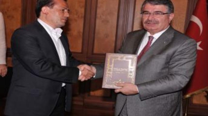 Bakan Şahin Tuzla Belediyesi'ni Ziyaret Etti