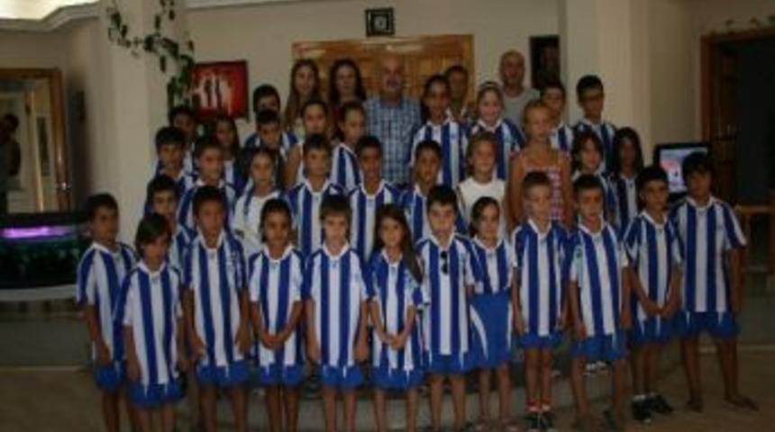 Didim Belediyesinin Y&uuml;zme Kursuna Katılan &Ouml;ğrenciler Sertifikalarını Aldı