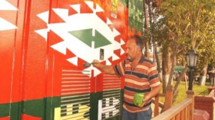 Kilim Motiflerini Yağlı Boya İle Duvara &Ouml;r&uuml;yor