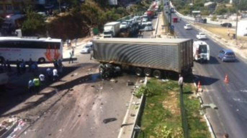 Freni Bozulan TIR, Kazaya Sebep Oldu: 1 &Ouml;l&uuml;, 6 Yaralı