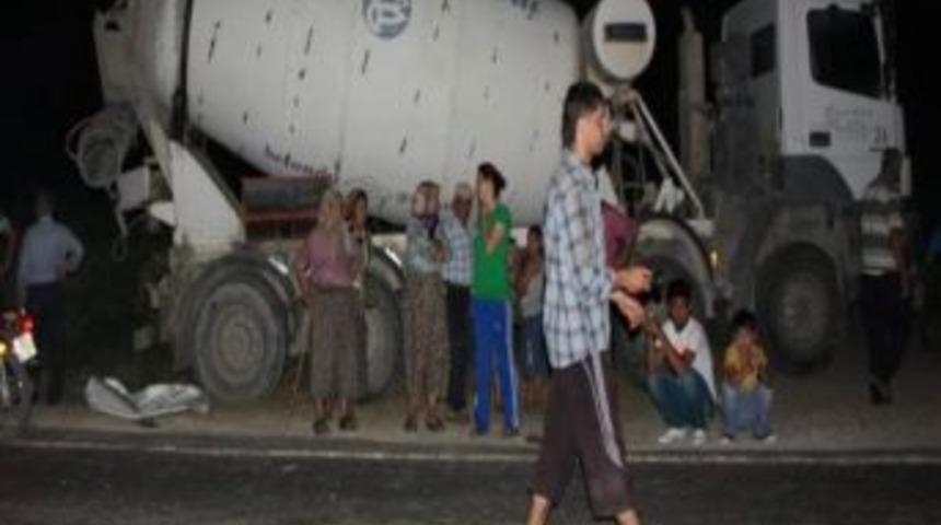 Otomobille Kamyon &Ccedil;arpıştı: 2 Yaralı