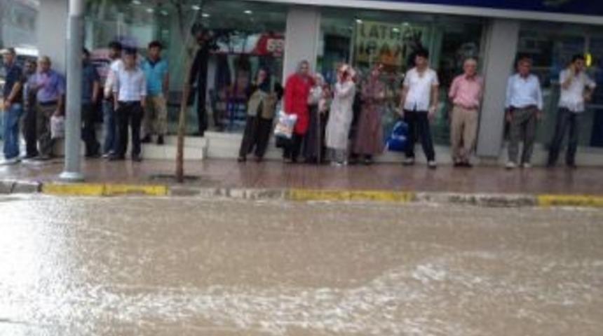 Sağnak Yağış Hayatı Fel&ccedil; Etti