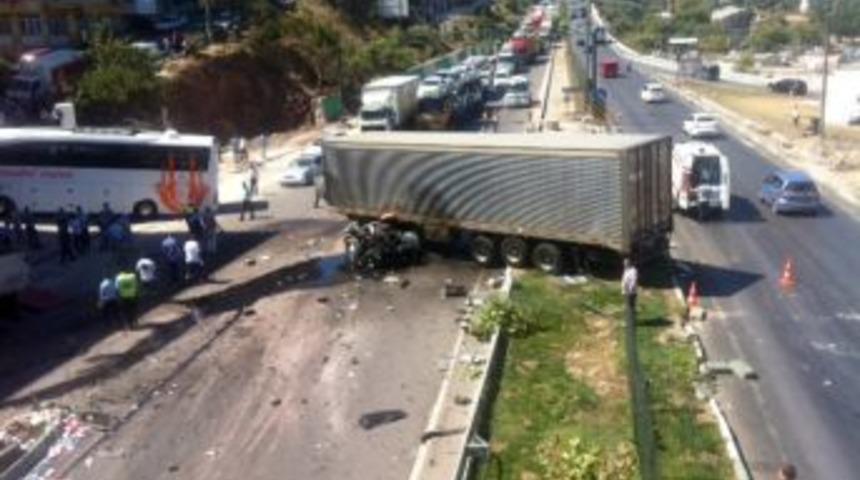 Gemlik&rsquo;teki Kazada TIR, Işıklardan Hızlı Ge&ccedil;ince Karşı Y&ouml;ne Ge&ccedil;miş