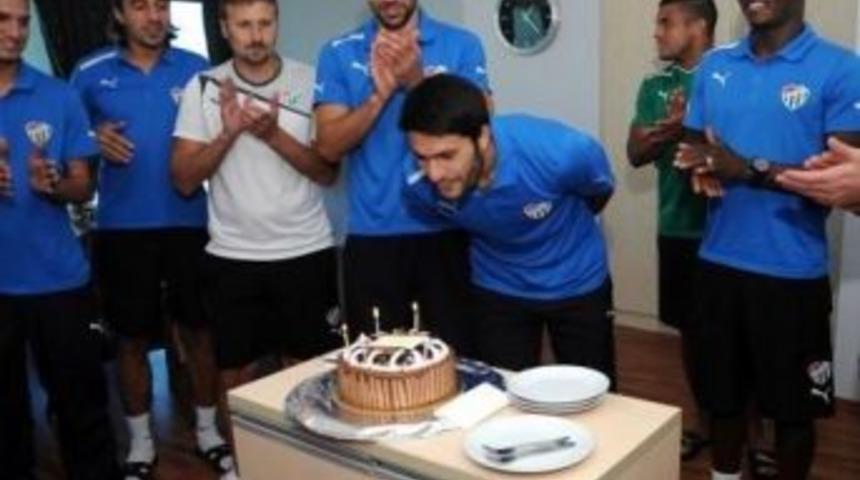 Bursasporlu Adem Ko&ccedil;ak&rsquo;a S&uuml;rpriz Doğum G&uuml;n&uuml;