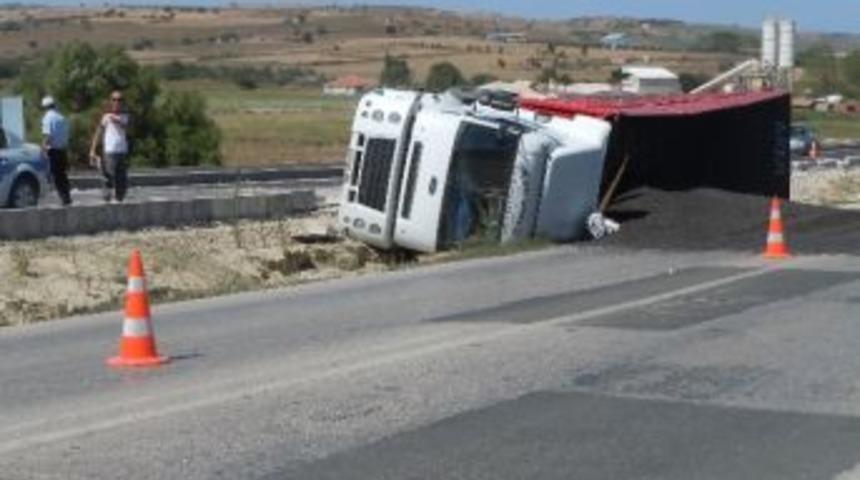 Lastiği Patlayan Kömür Yüklü Kamyon Devrildi