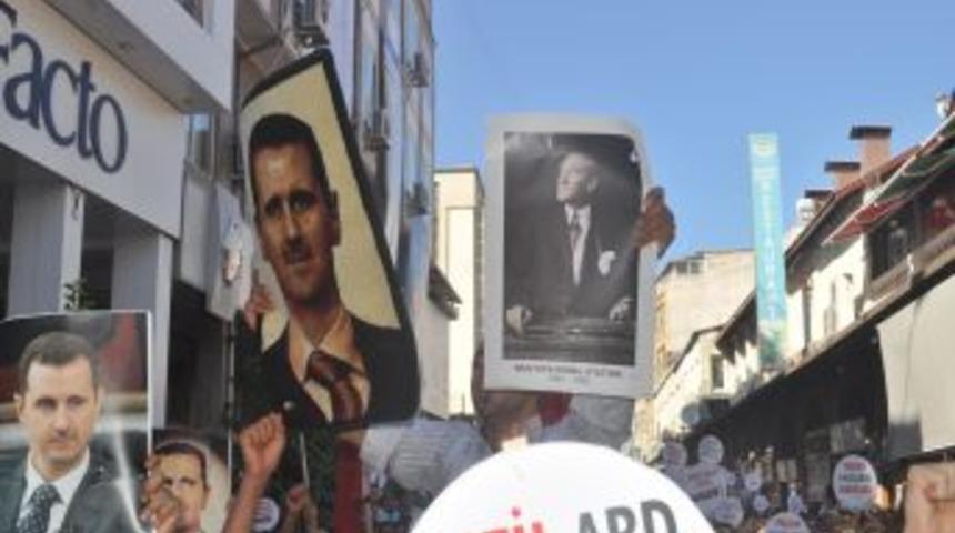 Suriye&rsquo;de Barış I&ccedil;in Esed Posterleriyle Y&uuml;r&uuml;d&uuml;ler