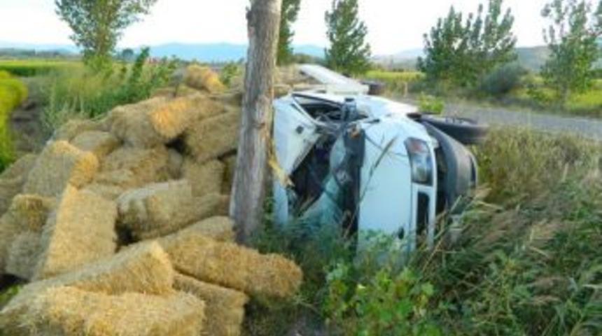 Virajı alamayan kamyonet devrildi