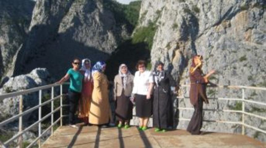 Ak Partili Belediye Başkanı Eşleri, Pınarbaşı&rsquo;nda Buluştu