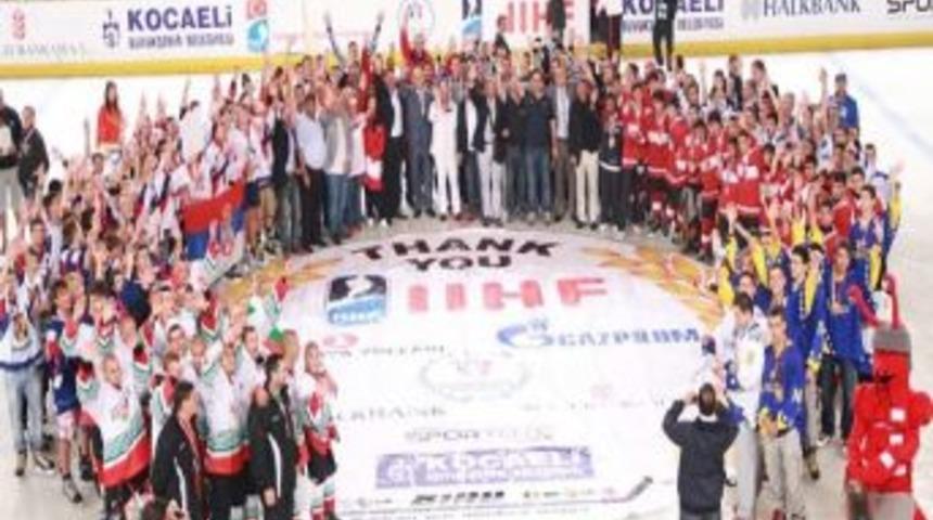 Buz Hokeyi Festivali Renkli G&ouml;r&uuml;nt&uuml;lerle Sona Erdi