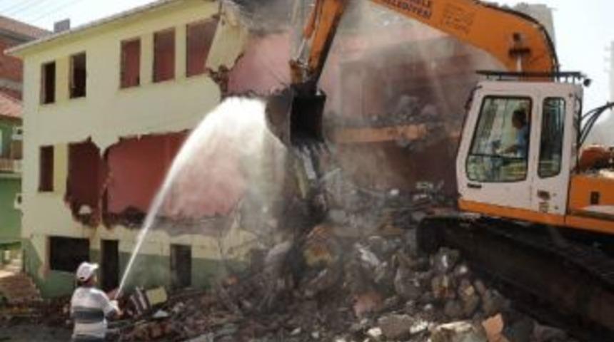Başiskele'de Orta Hasarlı Binaların Yıkımına Başlandı
