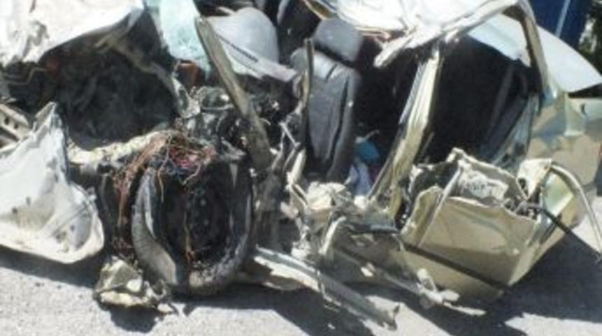 Yolcu Otob&uuml;s&uuml; Otomobille &Ccedil;arpıştı: 5 &Ouml;l&uuml;, 40 Yaralı