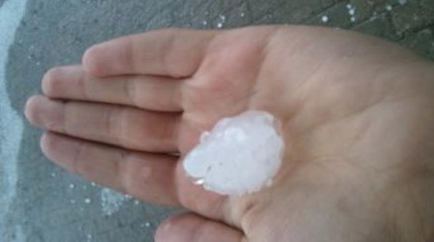 Ceviz B&uuml;y&uuml;kl&uuml;ğ&uuml;ndeki Dolu Araba Camlarını Kırdı