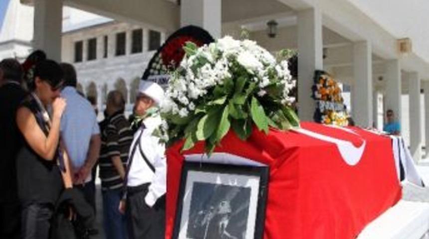 Beşiktaş'ın Eski Başkanı Talat Asal, Son Yolculuğuna Uğurlandı