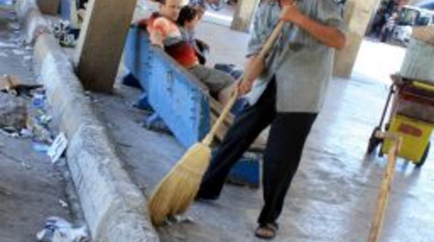 Mersin Otogarı'ndaki &Ccedil;&ouml;p Yığınları &Uuml;rk&uuml;t&uuml;yor