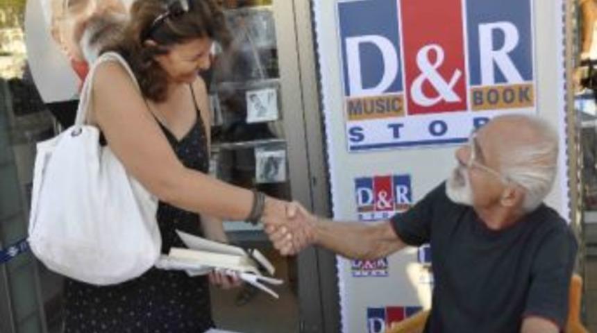 Prof.dr. Emre Kongar, Kuşadası&rsquo;nda İmza G&uuml;n&uuml; D&uuml;zenledi