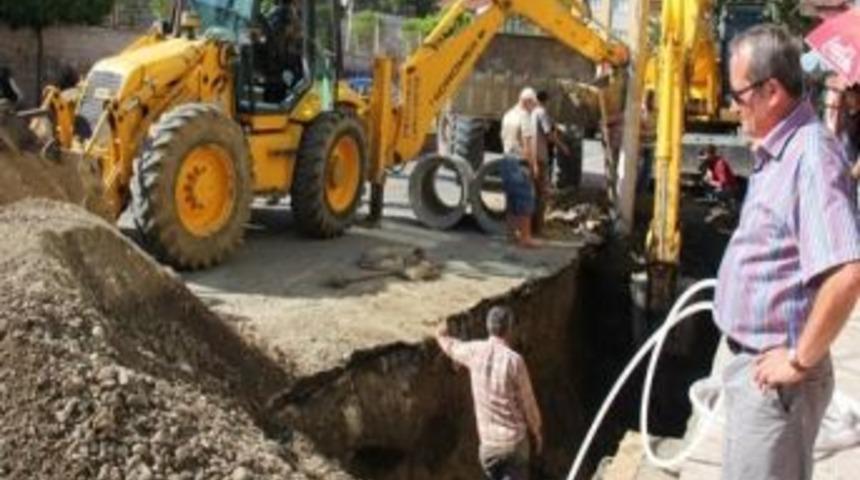 Cadde Yağmur Suyundan Kurtarılıyor