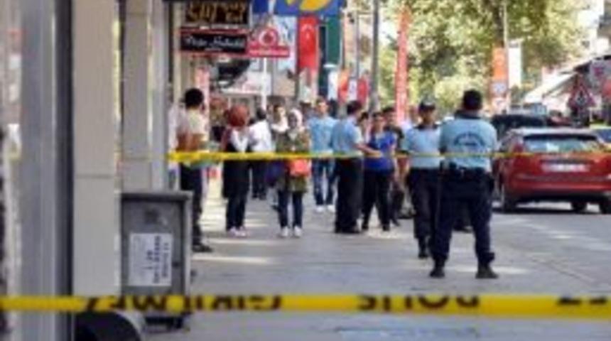 Mağaza &Ouml;n&uuml;ndeki &Ccedil;anta Boş &Ccedil;ıktı