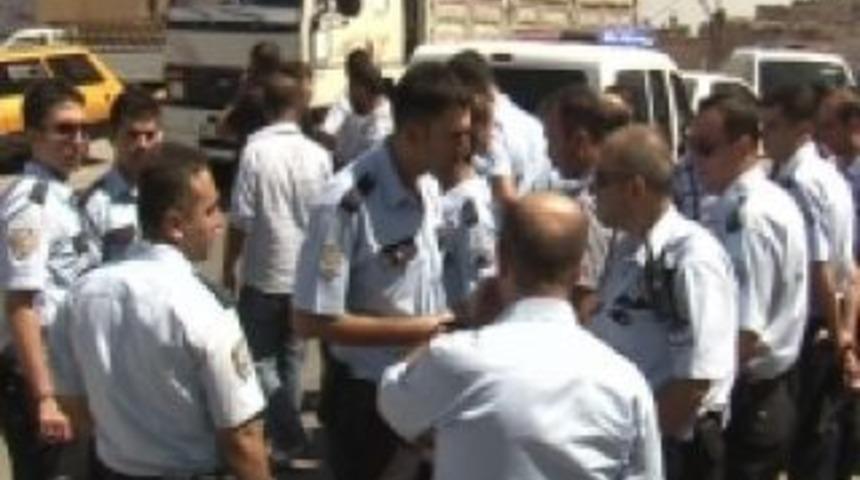 Polisi d&ouml;vmek istedi