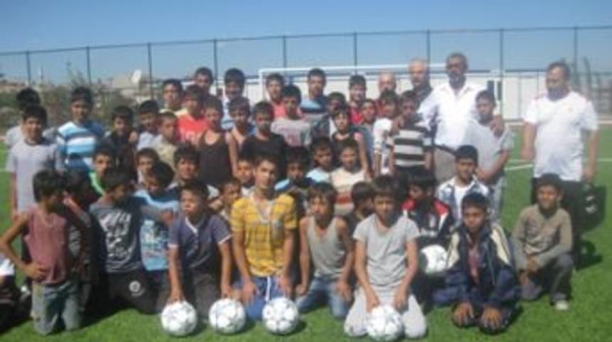 &Ouml;zcan&rsquo;dan yaz futbol kursu&rsquo;na ziyaret&hellip;