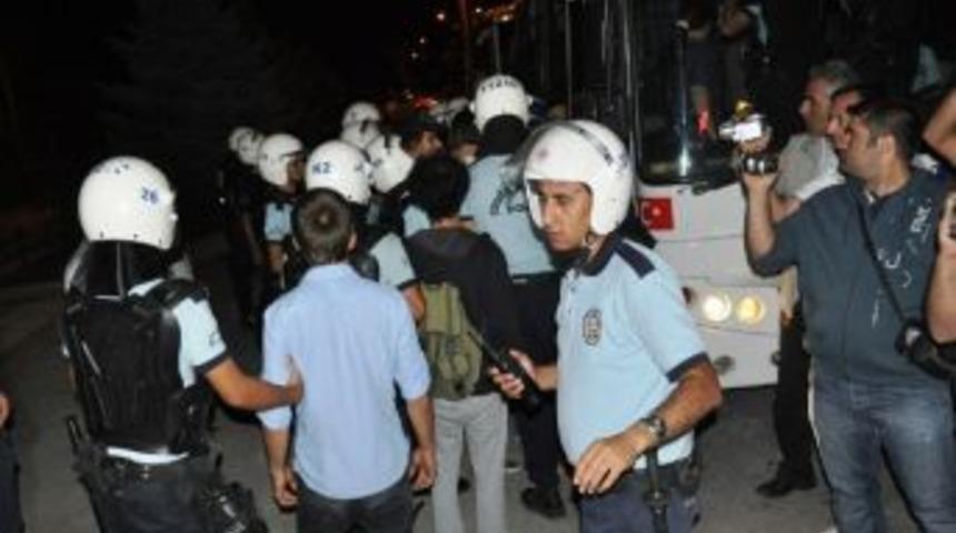 &Ouml;ğrencilerin Oturma Eylemine 31 G&ouml;zaltı