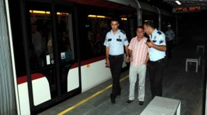 Aşırı Alkoll&uuml; S&uuml;r&uuml;c&uuml; Ailesinin I&ccedil;inde Olduğu Ara&ccedil;la Tren Yoluna Daldı