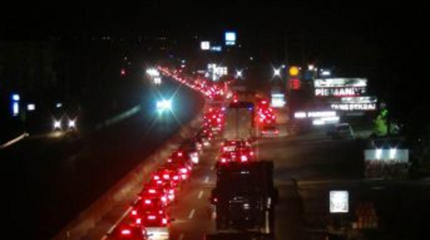 Top&ccedil;ular İskelesi'nde 12 Km'lik Kuyruk Oluştu