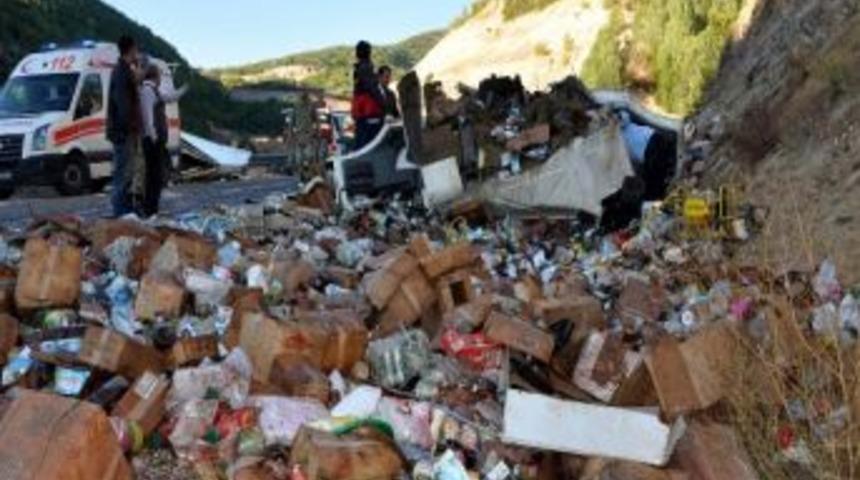 Freni Patlayan Kamyon Kayalıklara &Ccedil;arptı: 1 &Ouml;l&uuml; 2 Yaralı