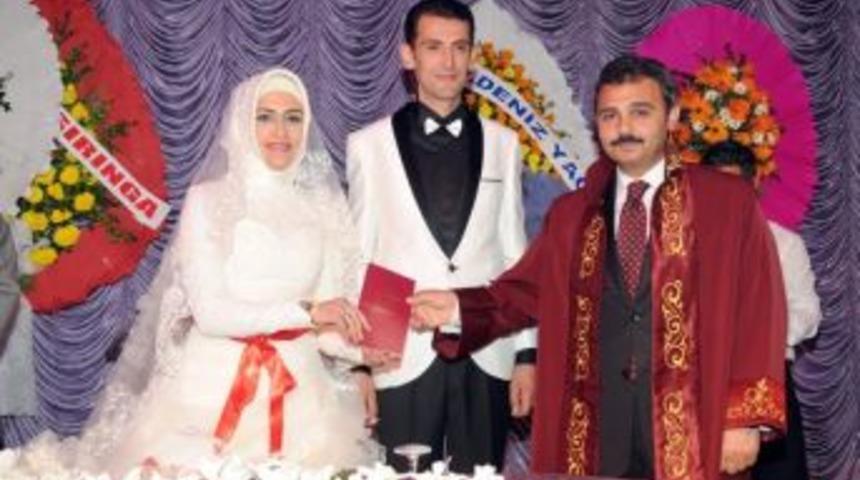 Başkan K&uuml;lc&uuml;,Feyza ve Hakan&rsquo;ın nikahını kıydı