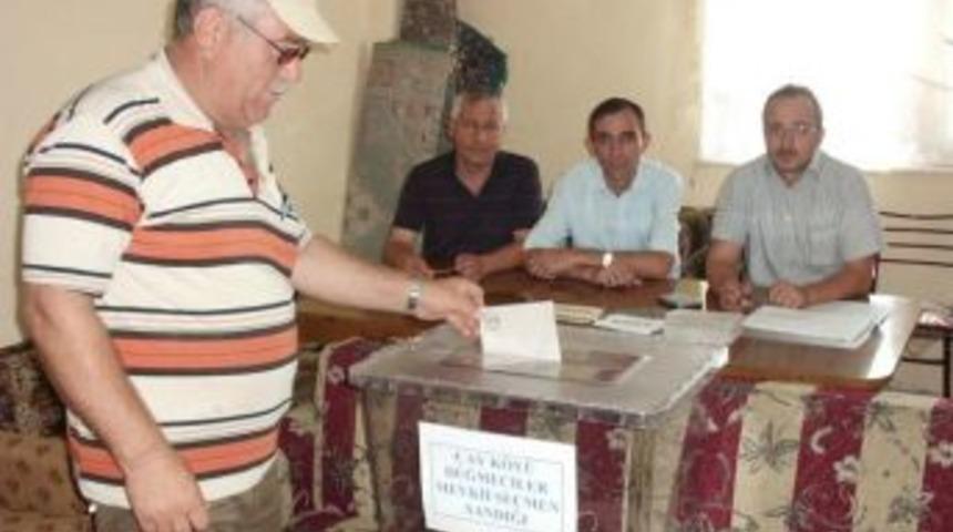 Mollabey muhtarlık i&ccedil;in refarandum yaptı