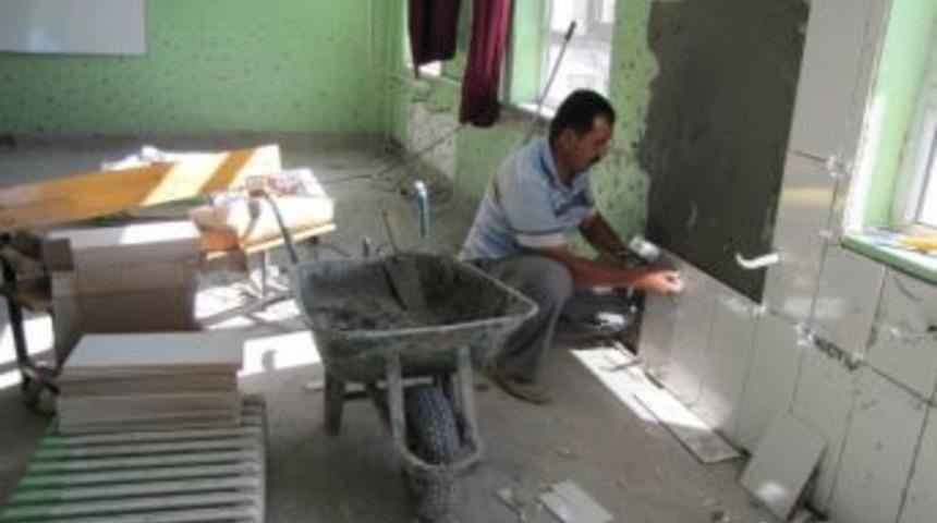 Hisarcık'ta Okul Hizmetlisi Fayans D&ouml;ş&uuml;yor