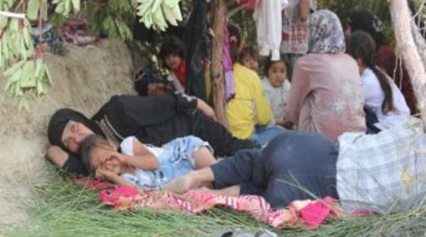 Suriye Sınırında Binlerce Kişi T&uuml;rkiye&rsquo;ye Ge&ccedil;meyi Bekliyor