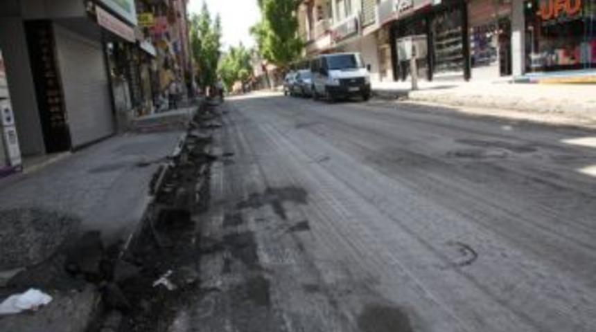 B&uuml;y&uuml;kşehir Belediyesi İşlek Caddeyi Gece Asfaltladı