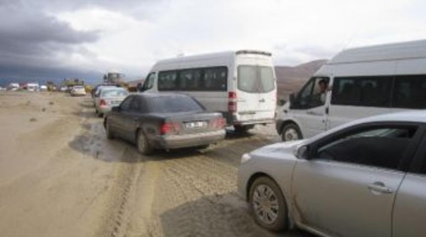 (&ouml;zel Haber) Hakkari-van Karayolu Senden Kapandı