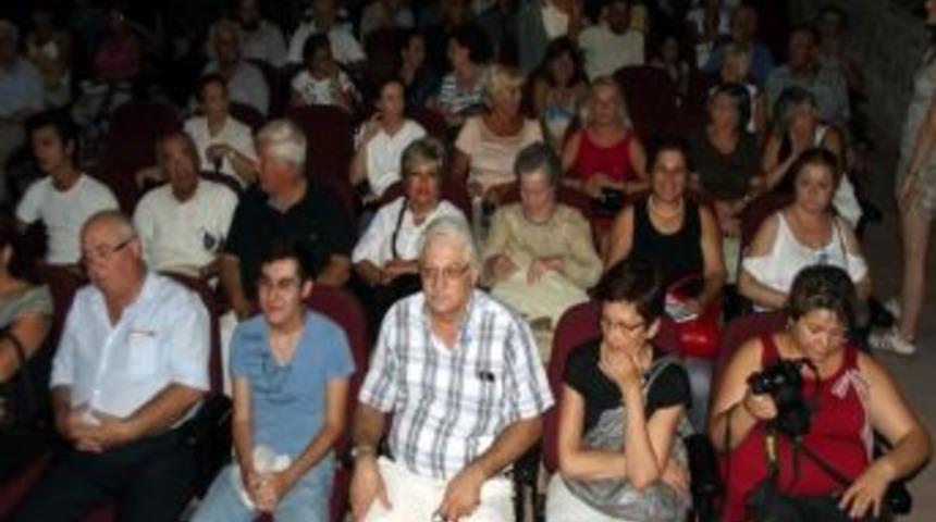 Ayvalık K&uuml;lt&uuml;r Ve Sanat G&uuml;nleri&rsquo;nde Şiir Gecesi