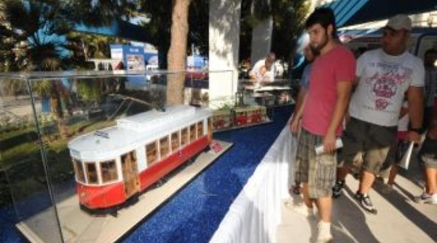 Aziz Başkan İzmir Fuarı'nda S&uuml;t Dağıttı
