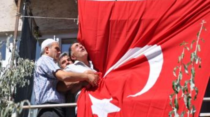 T&uuml;rk Bayrağına Sarılan Şehit Babası: Oğlum, Bayrağın Asıldı Sana Kurban Olurum