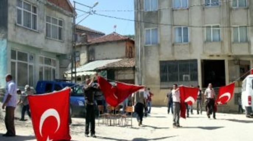 Şehit Komandonun K&ouml;y&uuml; Bayraklarla S&uuml;slendi