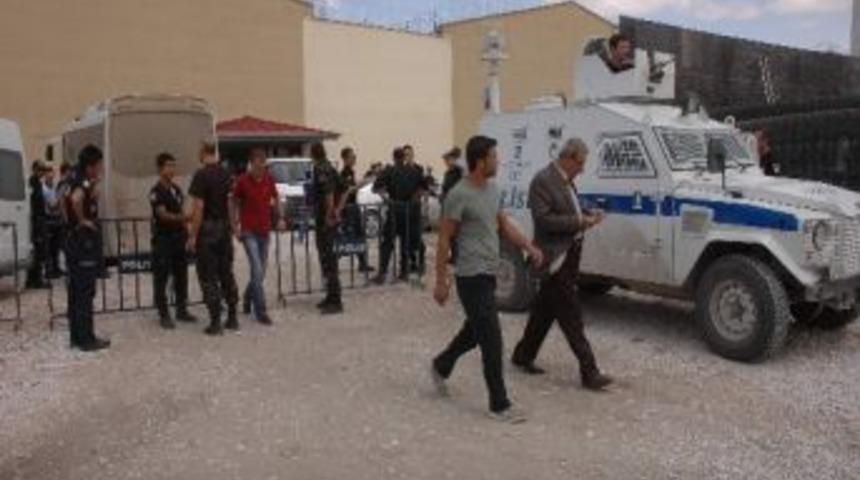 Hakkari'de G&ouml;zaltına Alınan 14 Kişi Adliyeye &Ccedil;ıkarıldı