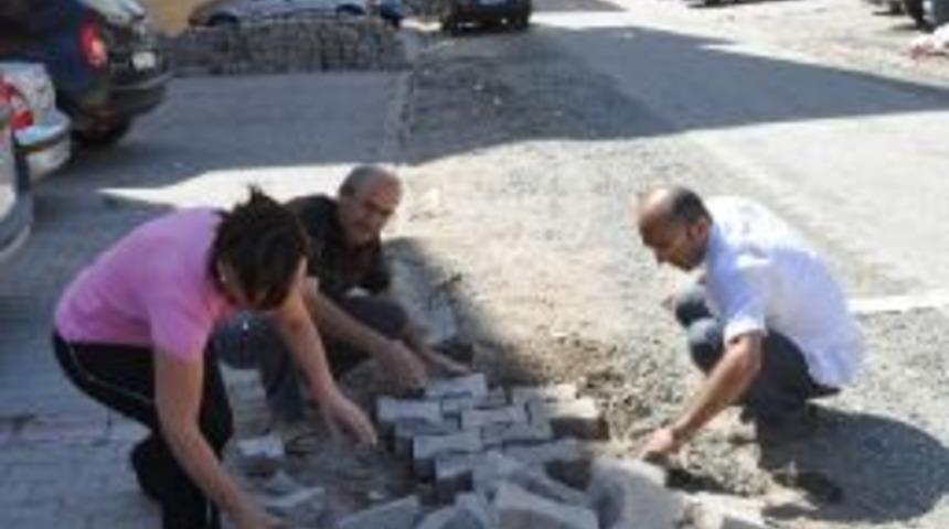 Kırıkkale'de Kadınlar Yol Ve Kaldırımlara Kilit Parke D&ouml;şedi