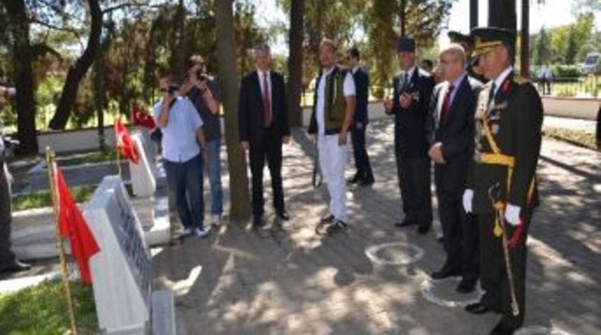 Protokol Şehitliği Ziyaret Etti