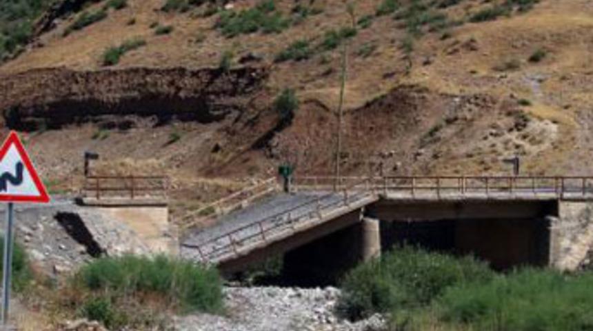 Ter&ouml;ristler k&ouml;pr&uuml;y&uuml; havaya u&ccedil;urdu